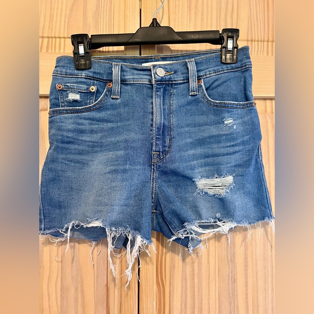 Levi’s high rise denim jean shorts size 26